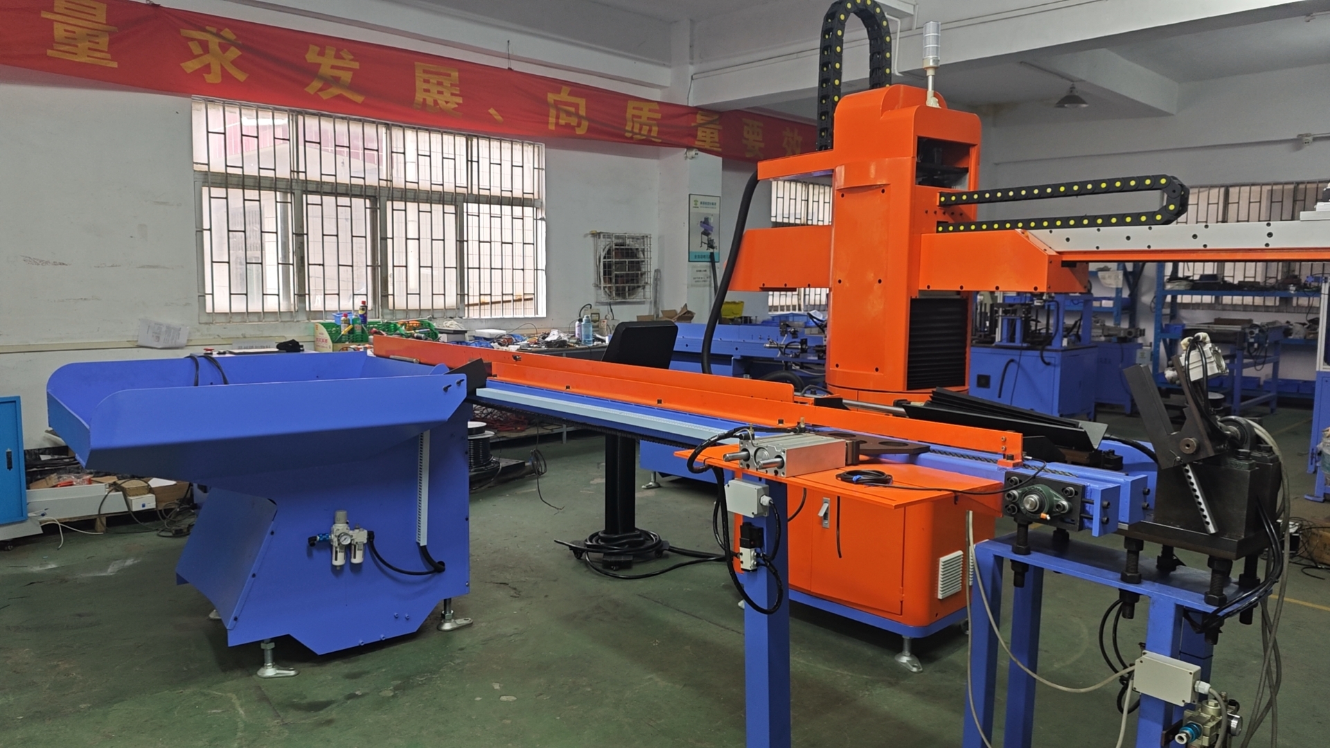 自動化冷擠壓擺臂機(jī)械手階梯式上料機(jī)